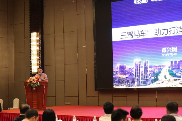 悦好整形创始人兼董事长覃兴炯在会上做《三驾马车助力打造成都医美之芯》报告.jpg